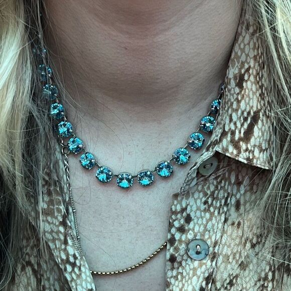 Handcrafted choker necklace with Aquamarine Swarovski crystals in a cupchain - Picture 6 of 6